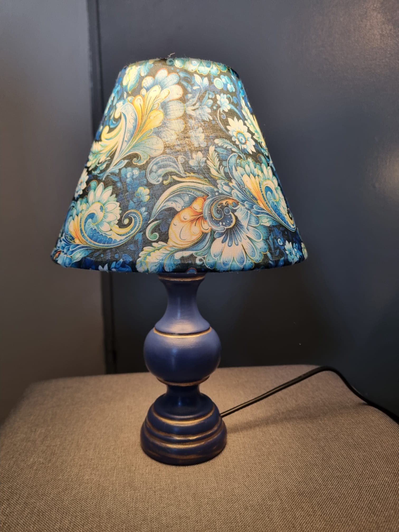 Lampe à poser nommée "Elisabeth" - Disponible à la vente - Vue Face Avant avec lampe allumée - Après rénovation